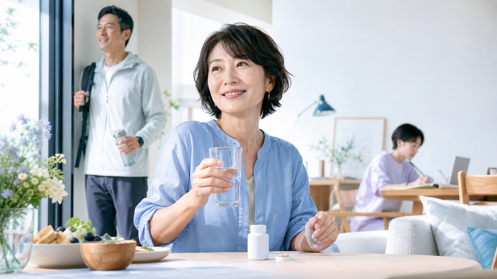 明るい朝、サプリメントを毎日の生活に取り入れる女性と健やかな日常を過ごす男女
